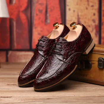 ארבע עונות אופנה חדשה הגירסה הקוריאנית של מזדמנים גברים של נעלי עור עץ נעלי אצבע עם הבוהן מחודד נעלי עור D5118