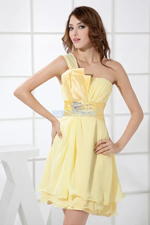 משלוח חינם 2015 הגעה החדשה סקסי חם בתוספת רשמי שמלת כתף אחת קצר mini מותאם אישית צהוב שיפון השושבינה שמלות